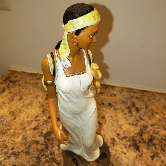 Ceramic Lady carry a baby on her back brown bass botton - Picture 4 of 4
